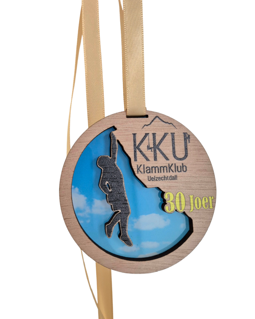 médaille en bois escalade avec logo asso et fond personnalisé par la fabrik bigoudene