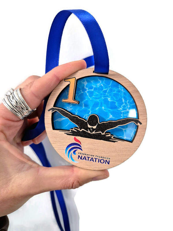 médaille en bois ligue natation avec fond piscine et logo couleur par la fabrik bigoudene