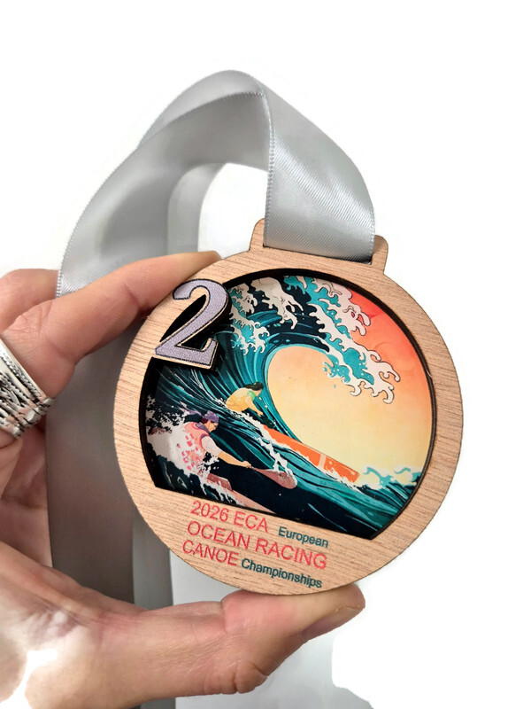 médaille en bois avec fond imprimé visuel affiche évènement la fabrik bigoudene