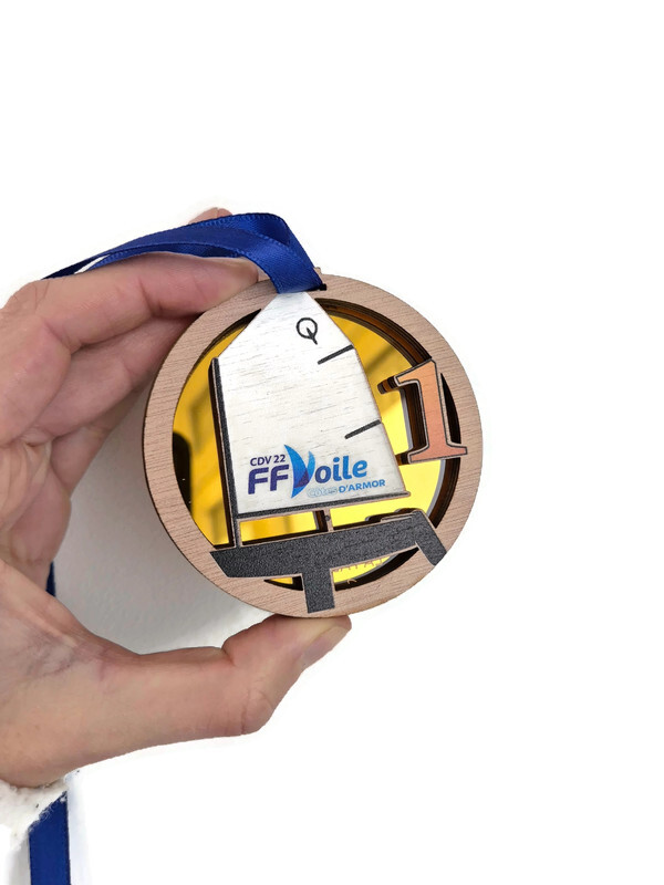 médaille en bois comité de voile avec logo et visuel personnalisé par la fabrik bigoudene
