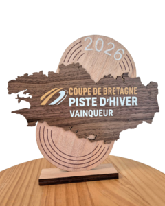 trophée en bois fait en france bretagne avec impression logo couleur par la fabrik bigoudene