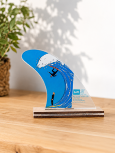 trophée en bois et plexi avec impression couleur personnalisée par la fabrik bigoudene - trophée surf